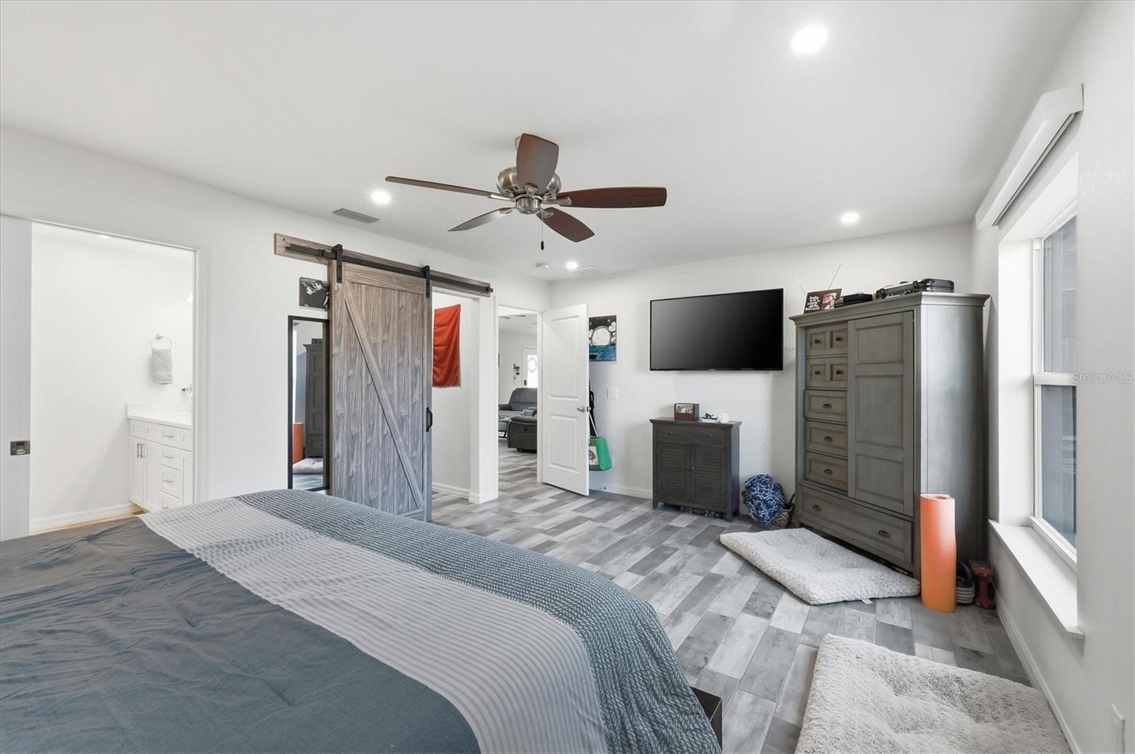 Listing photo id 14 for 10300 Sandrift Avenue