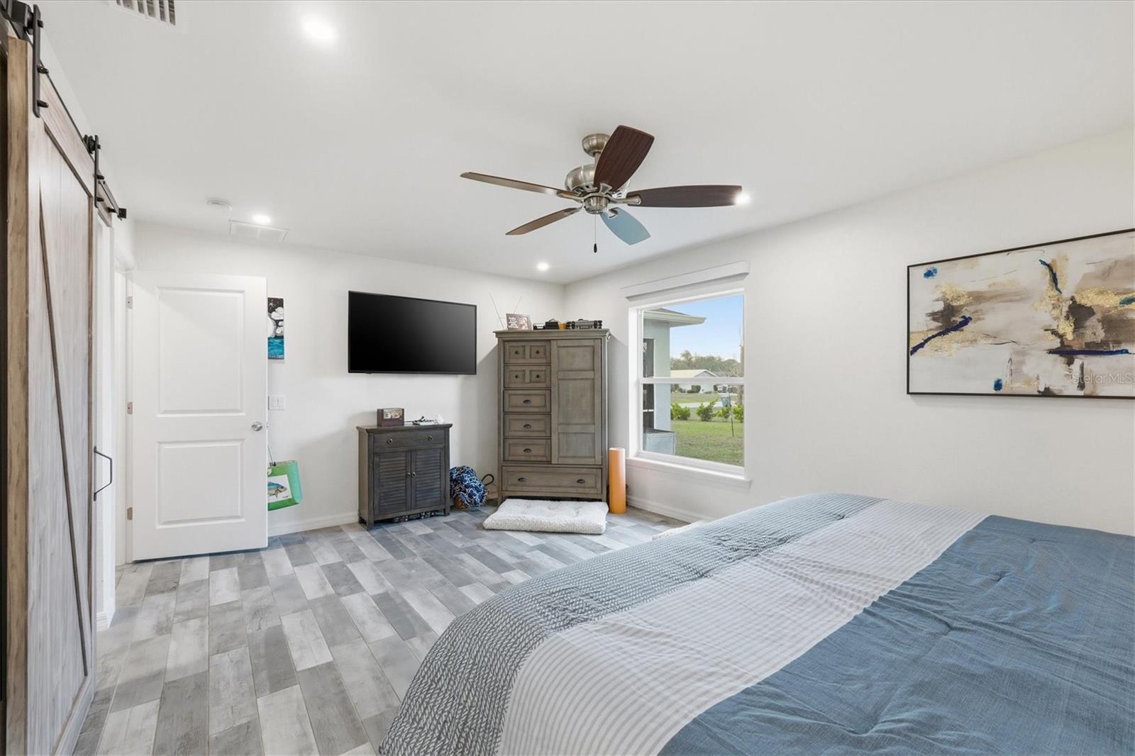 Listing photo id 15 for 10300 Sandrift Avenue