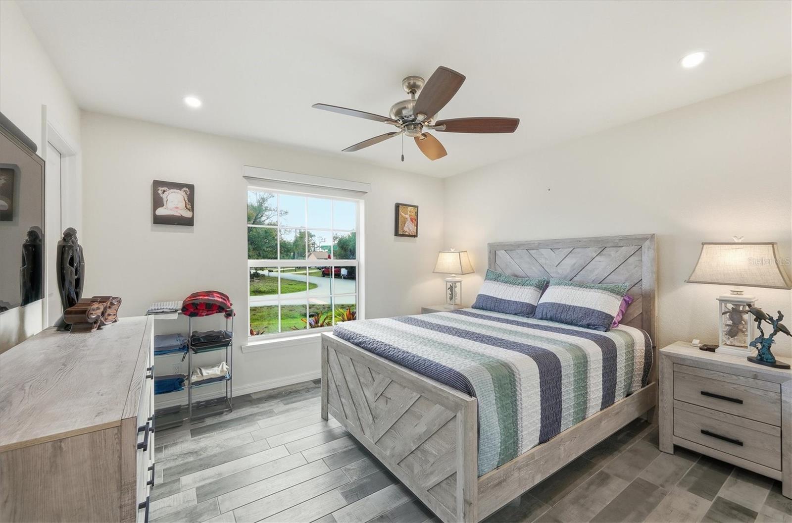 Listing photo id 16 for 10300 Sandrift Avenue