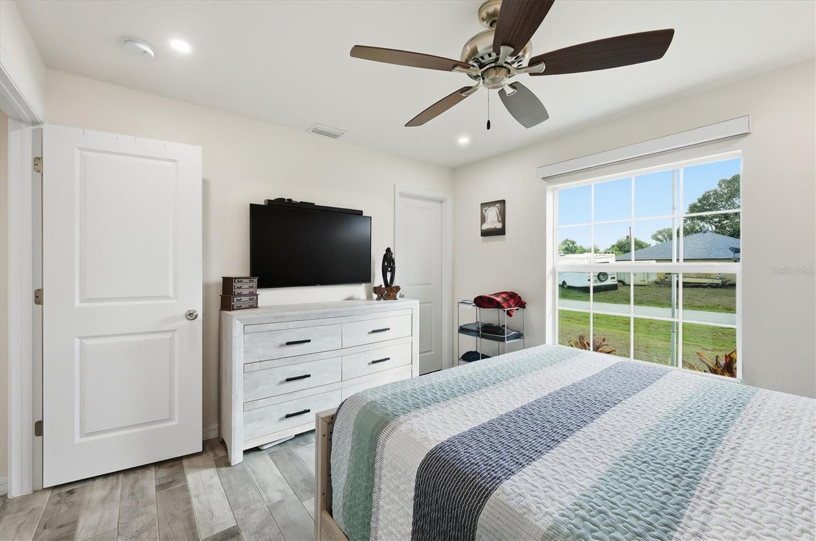 Listing photo id 17 for 10300 Sandrift Avenue