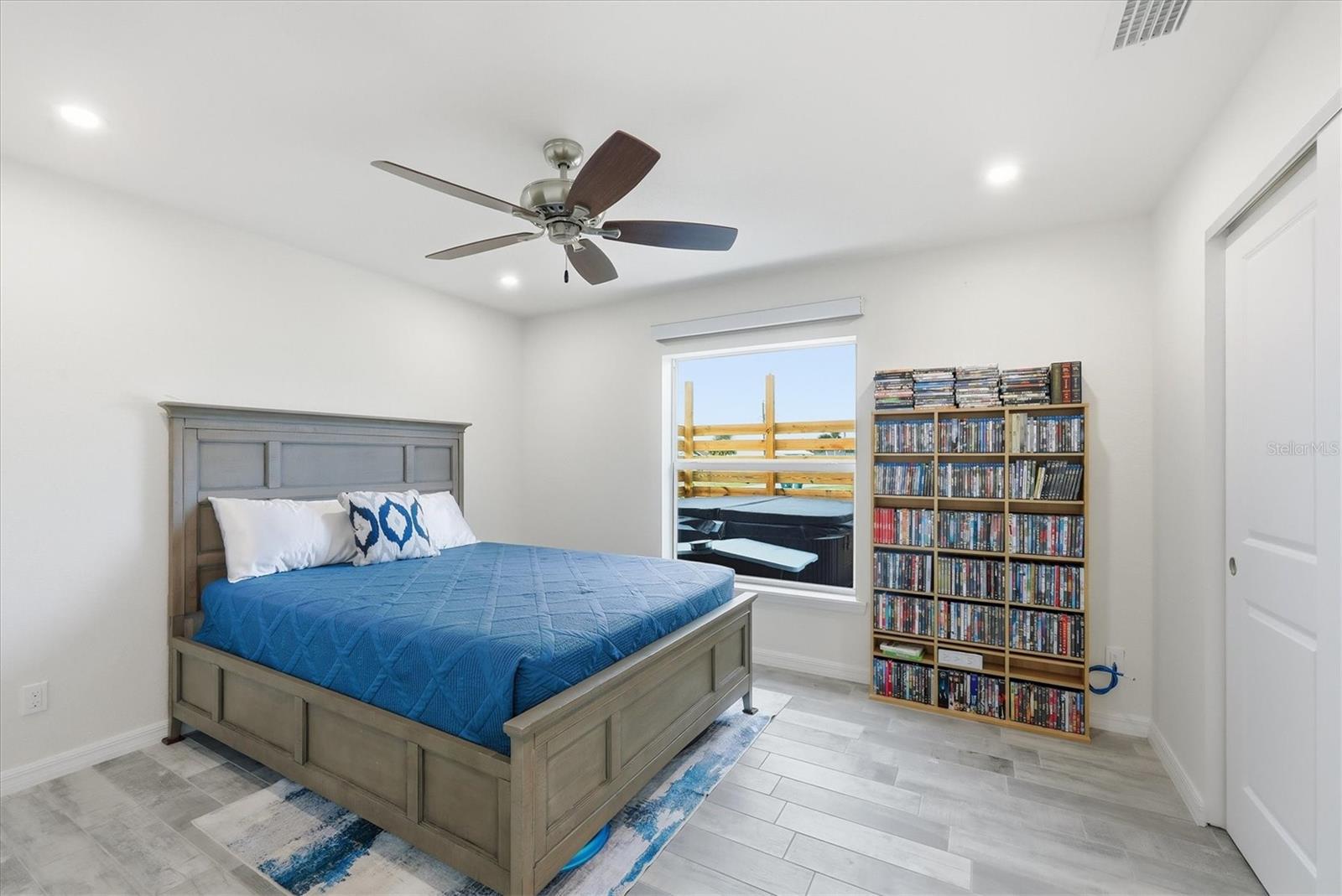 Listing photo id 18 for 10300 Sandrift Avenue