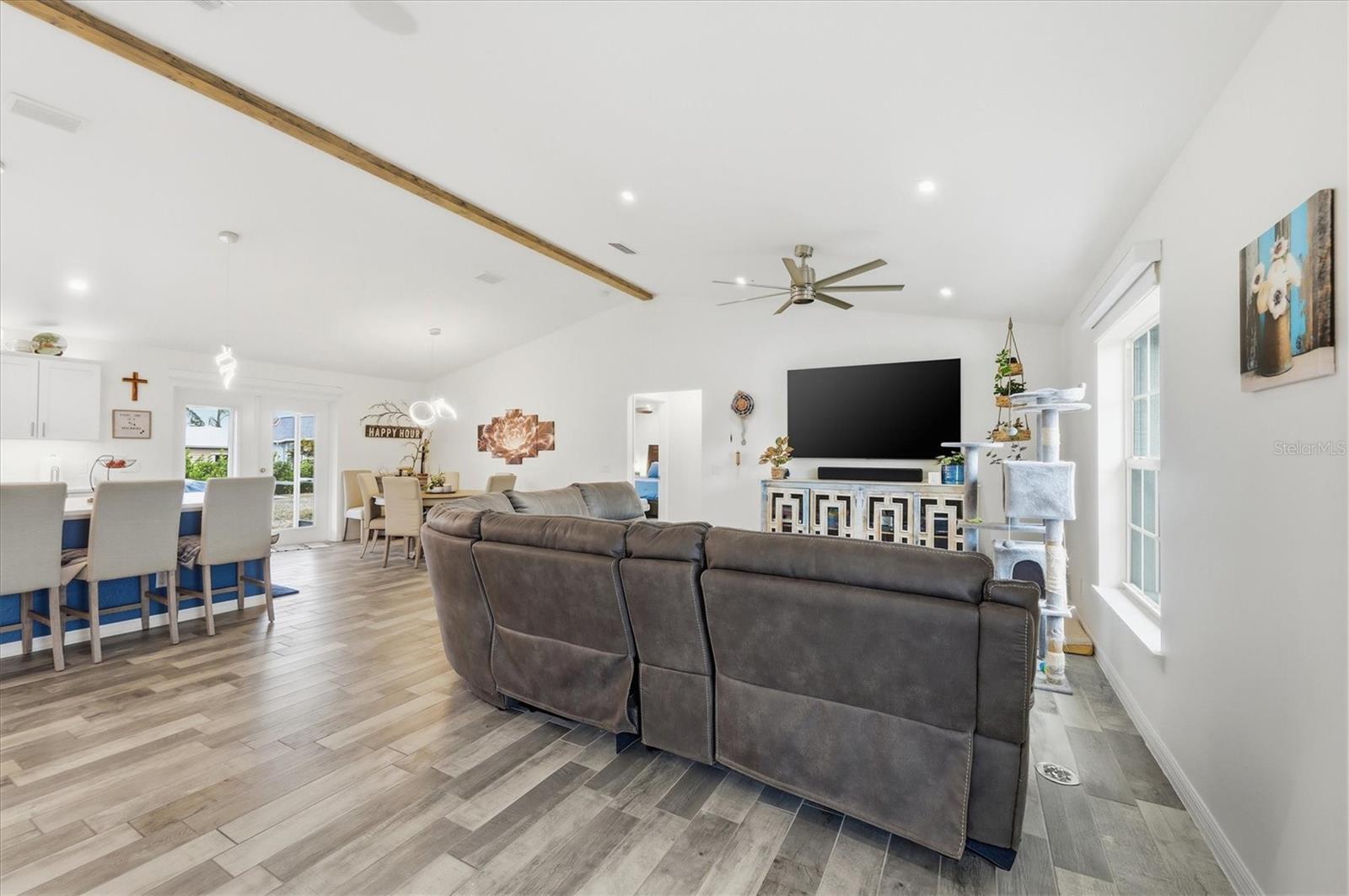 Listing photo id 3 for 10300 Sandrift Avenue