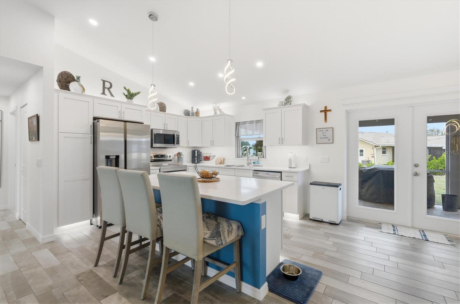 Listing photo id 5 for 10300 Sandrift Avenue