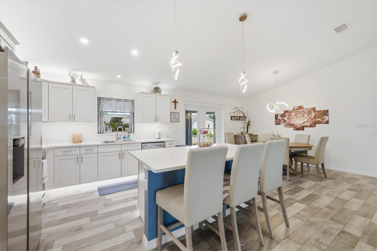 Listing photo id 6 for 10300 Sandrift Avenue