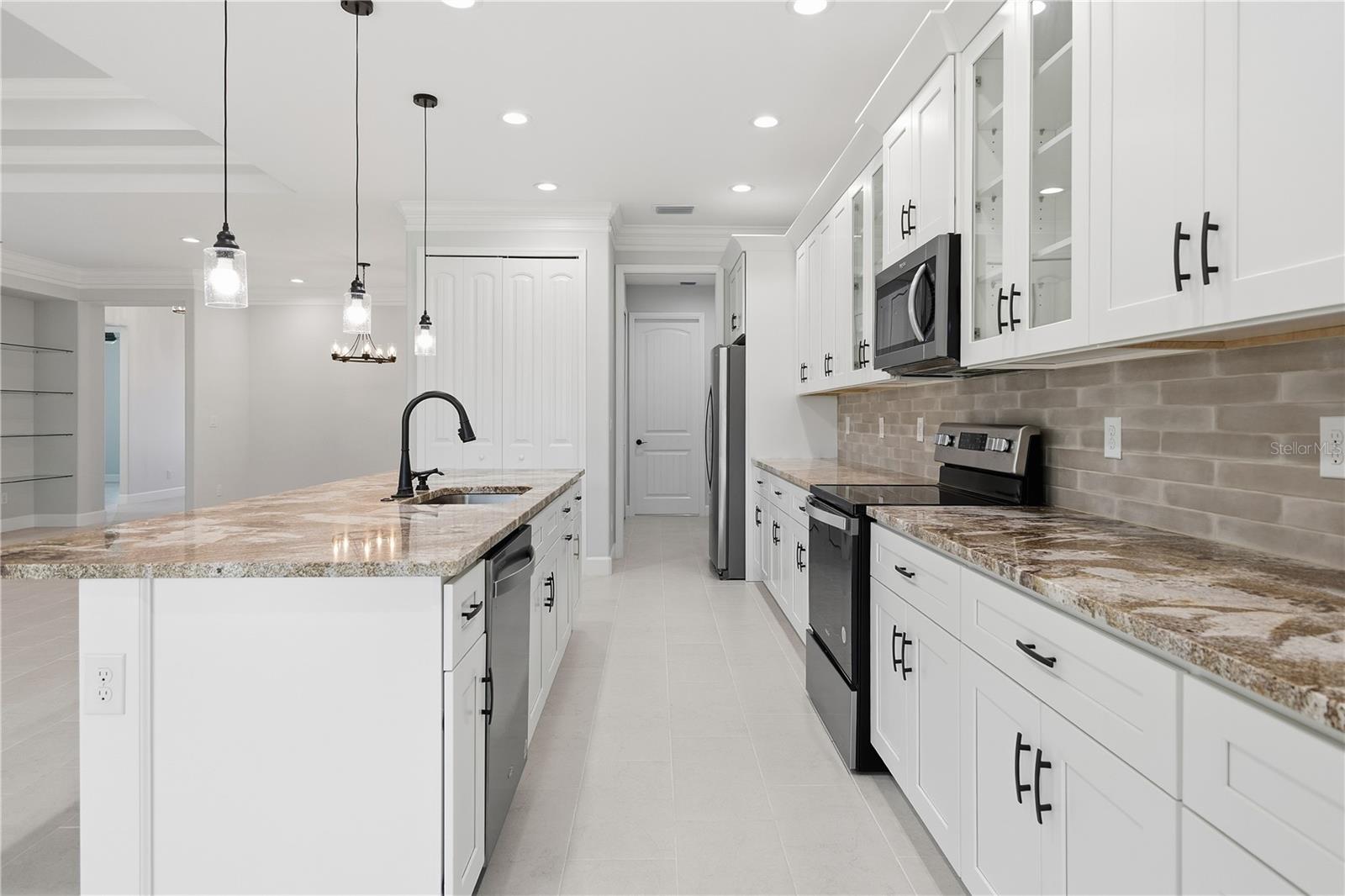 Image 10 of 51 For 721 Redbud Court