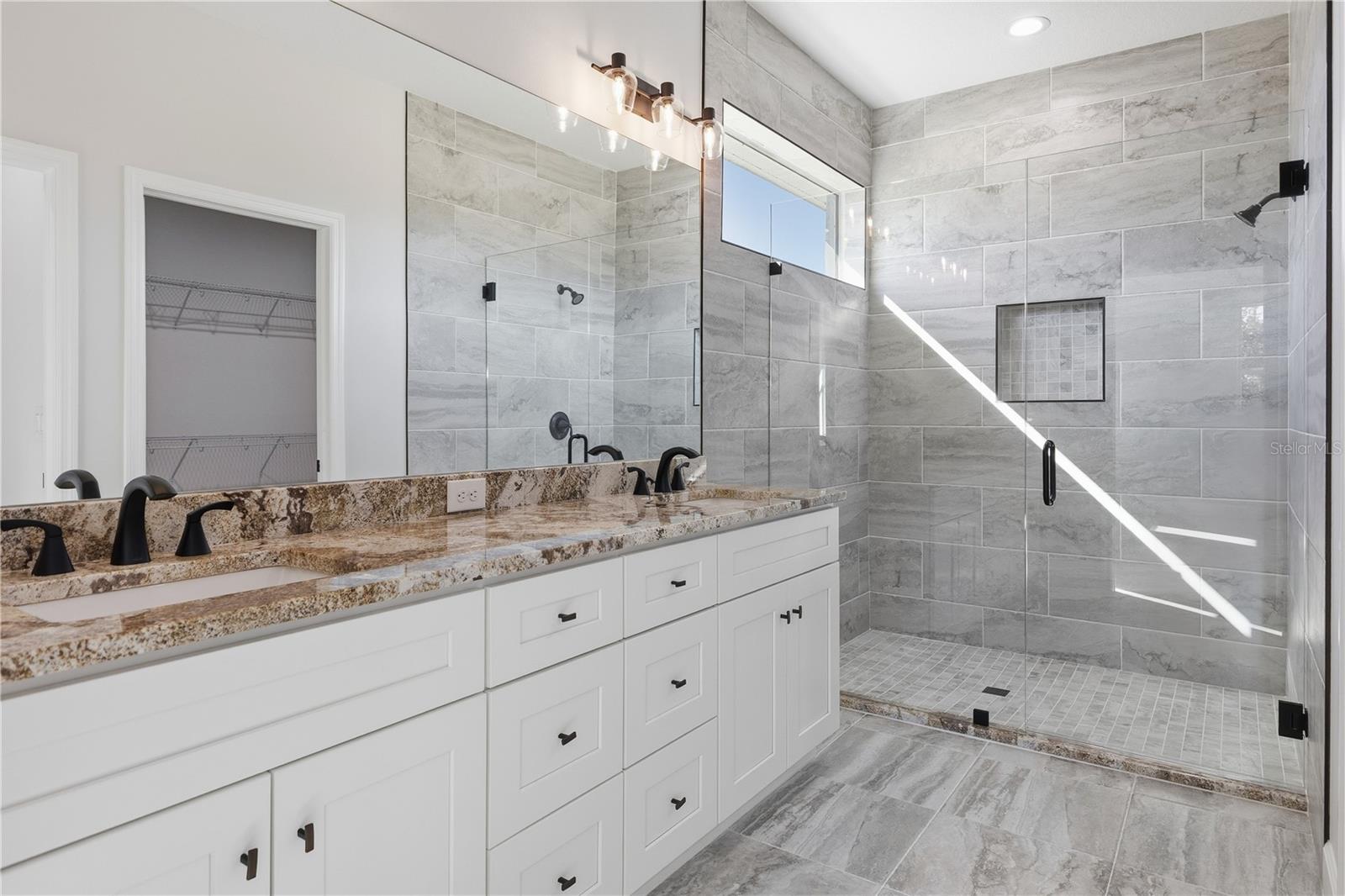 Image 18 of 51 For 721 Redbud Court