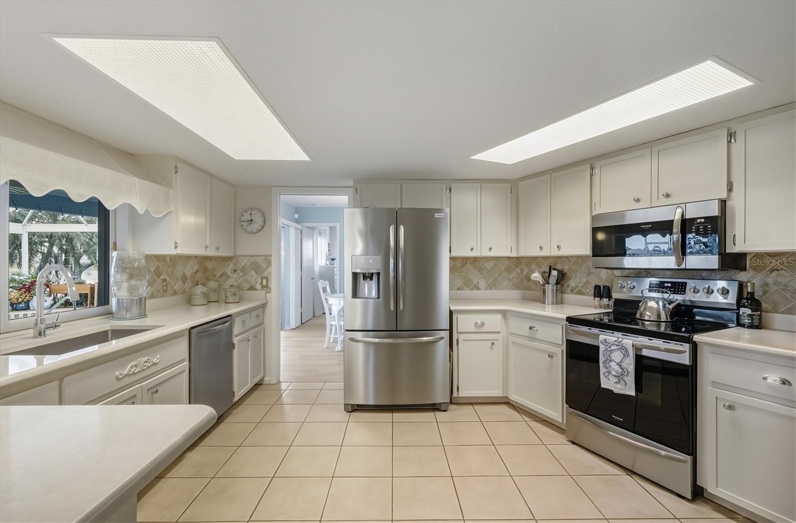 Image 19 of 56 For 12577 Kings Row