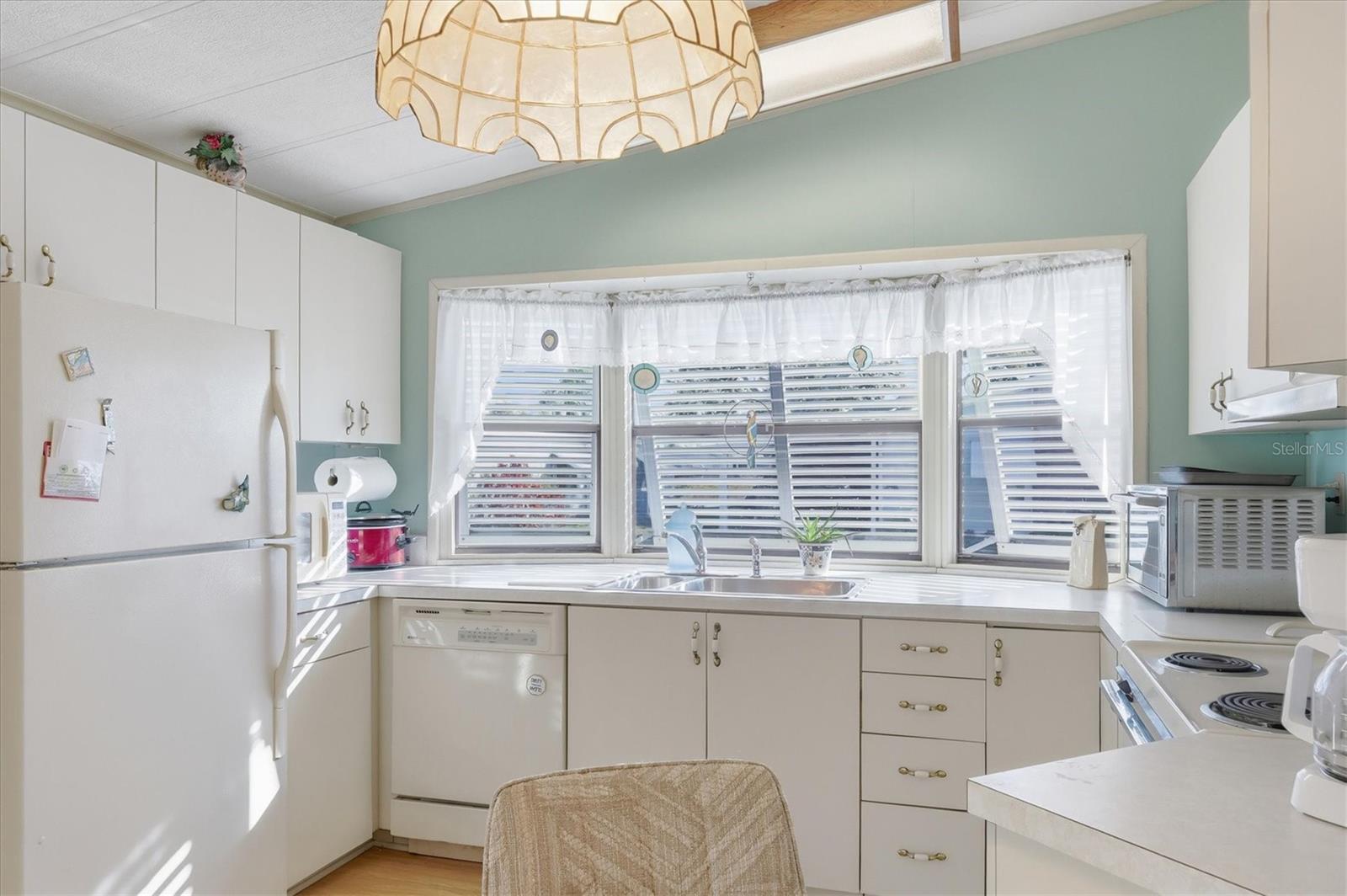 Image 10 of 47 For 726 Watersedge Street