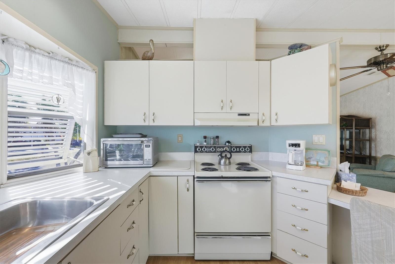 Image 11 of 47 For 726 Watersedge Street