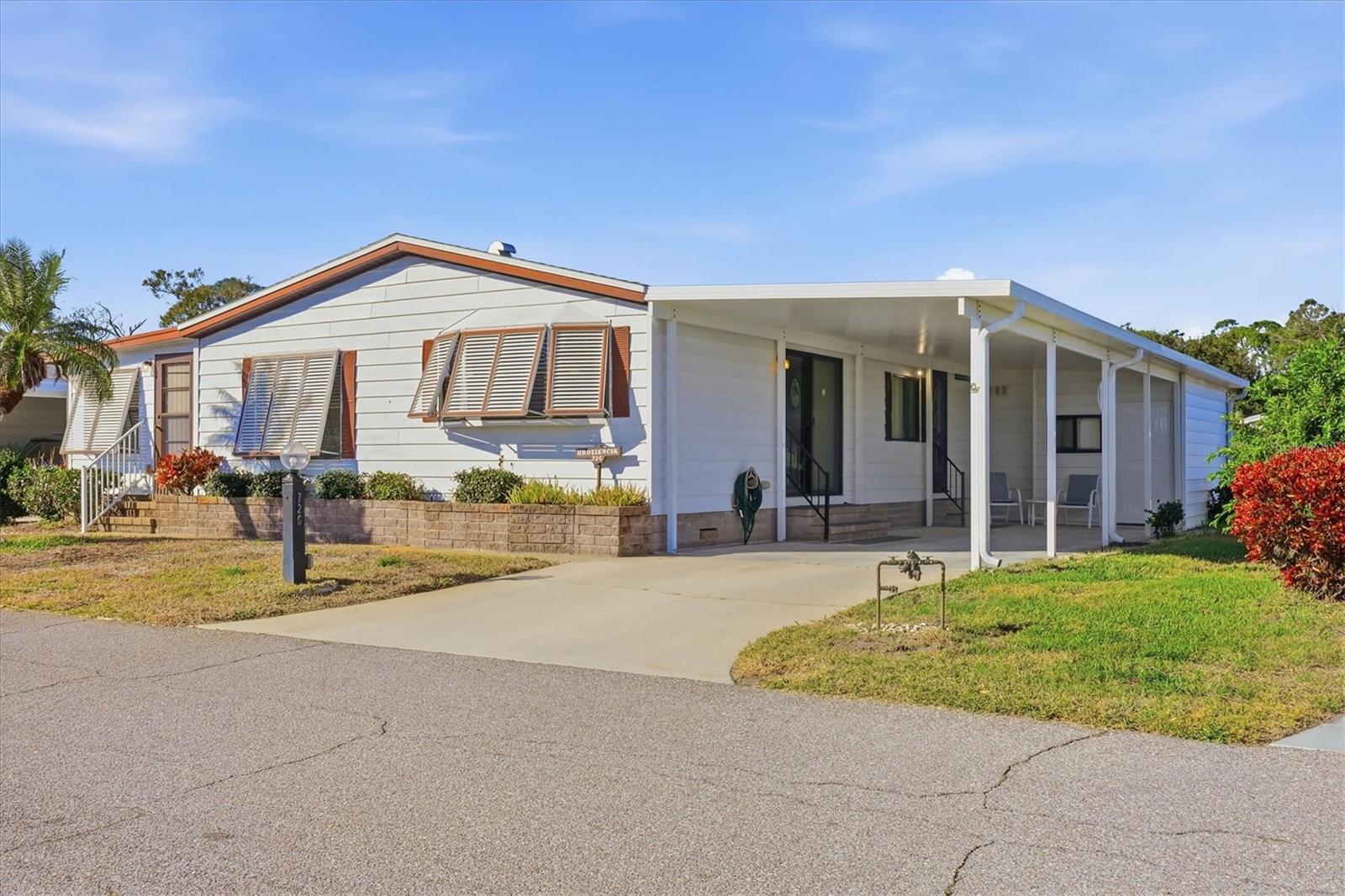 Image 2 of 47 For 726 Watersedge Street