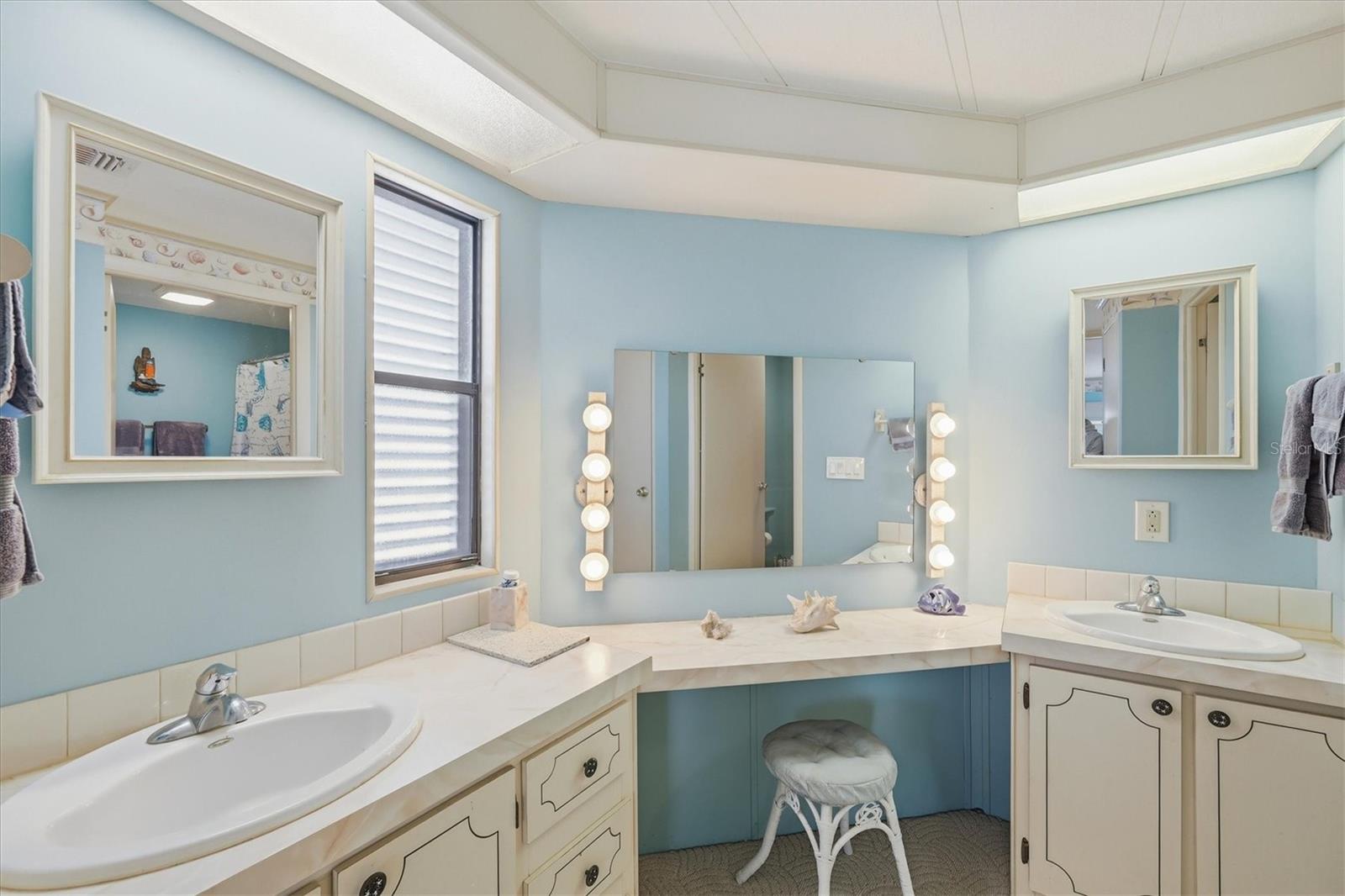 Image 21 of 47 For 726 Watersedge Street