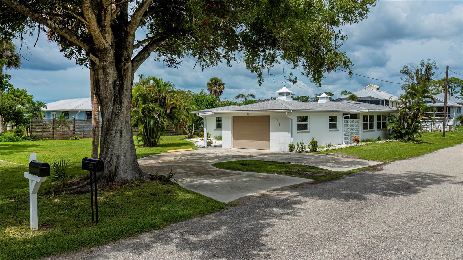 Image 10 of 69 For 352 Oak Street