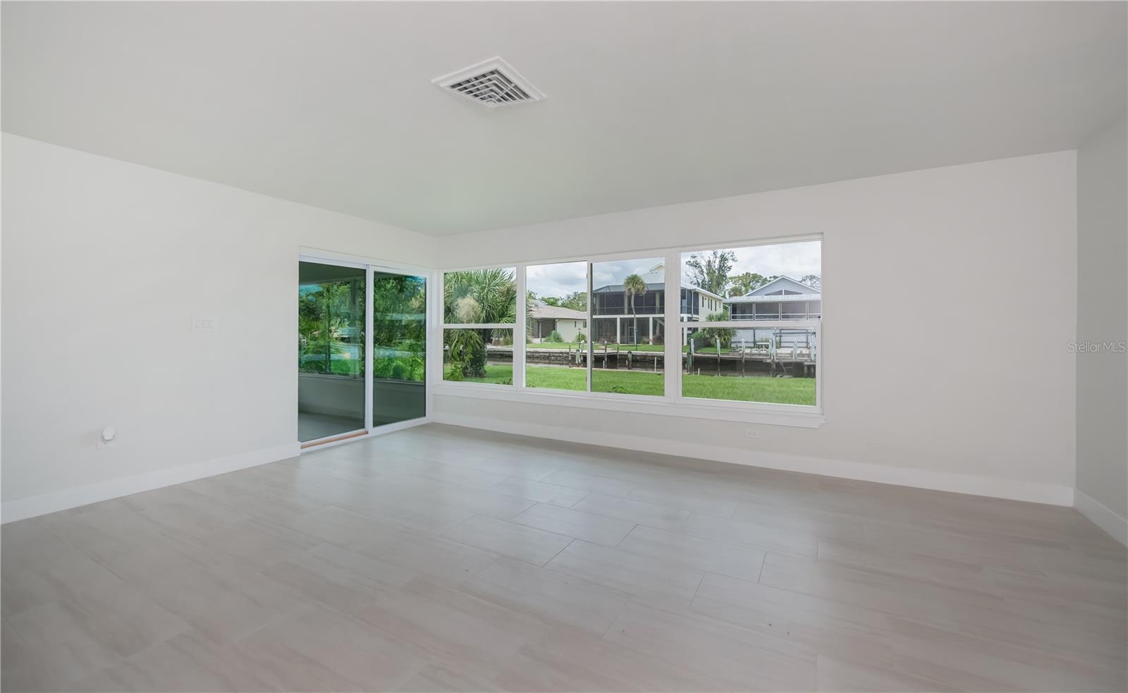 Image 20 of 69 For 352 Oak Street