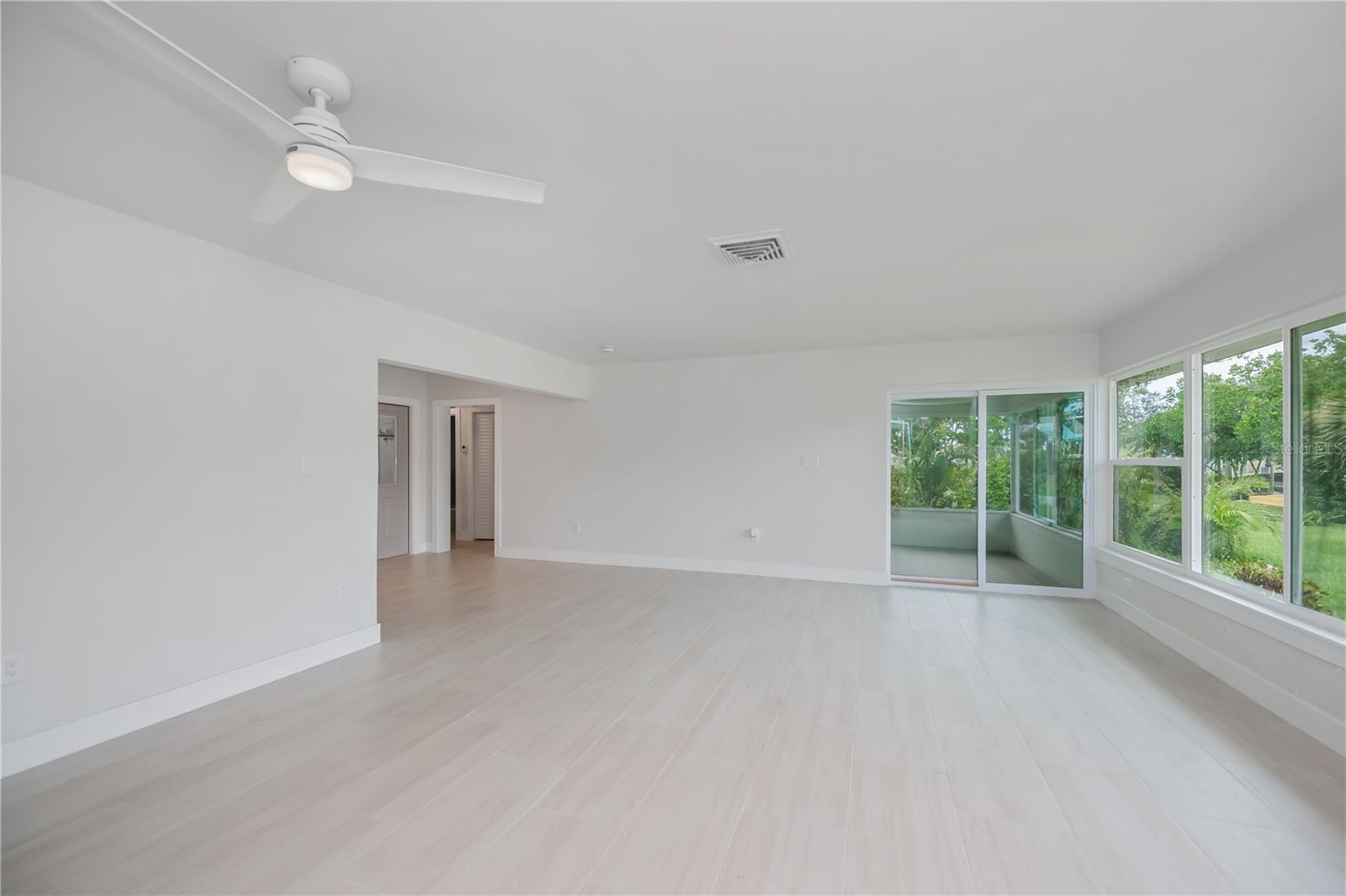 Image 23 of 69 For 352 Oak Street