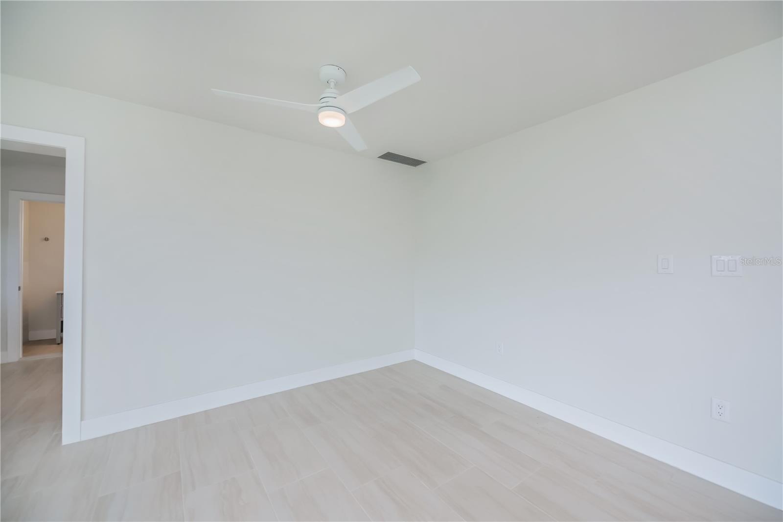 Image 24 of 69 For 352 Oak Street