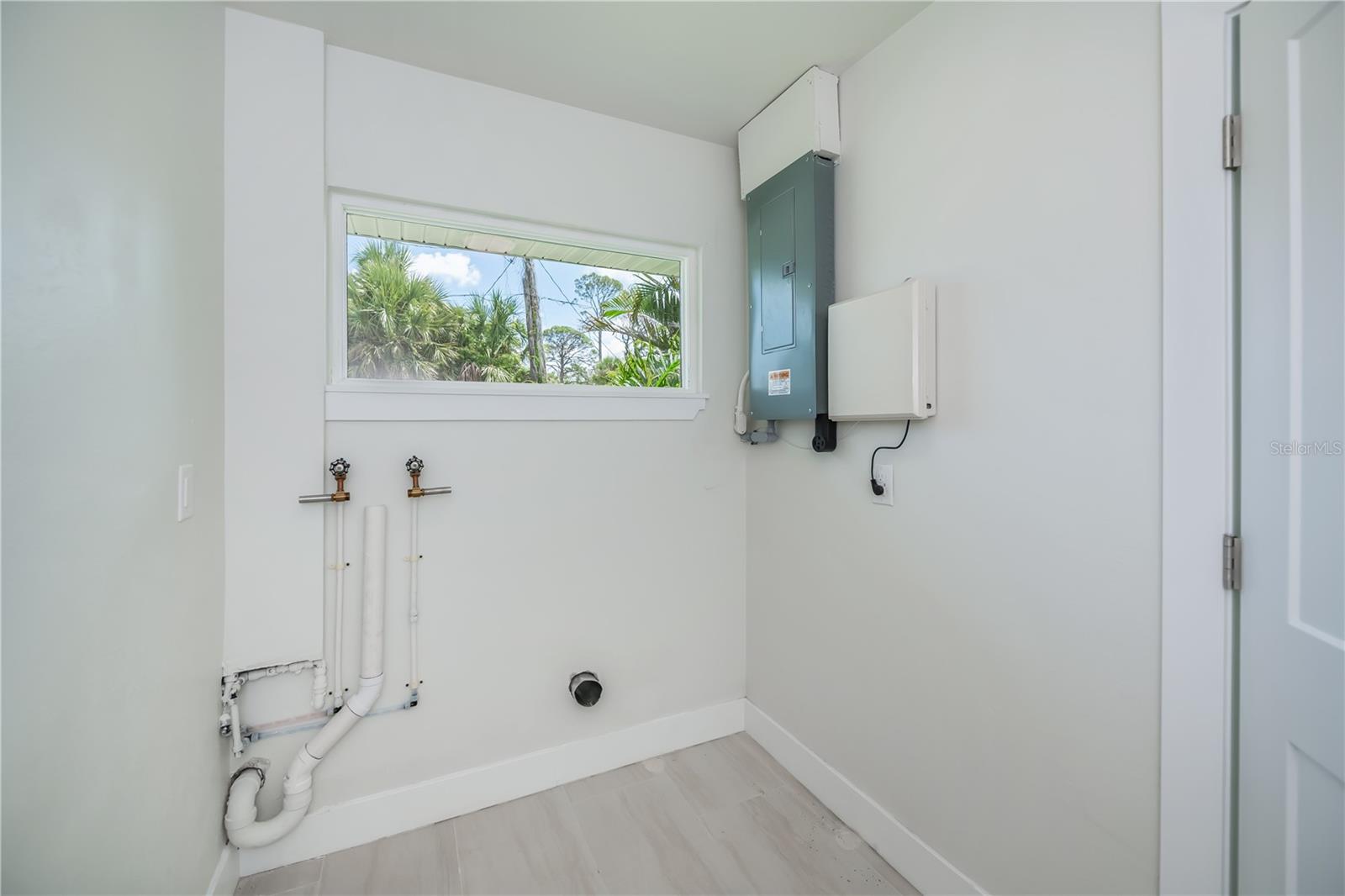 Image 41 of 69 For 352 Oak Street