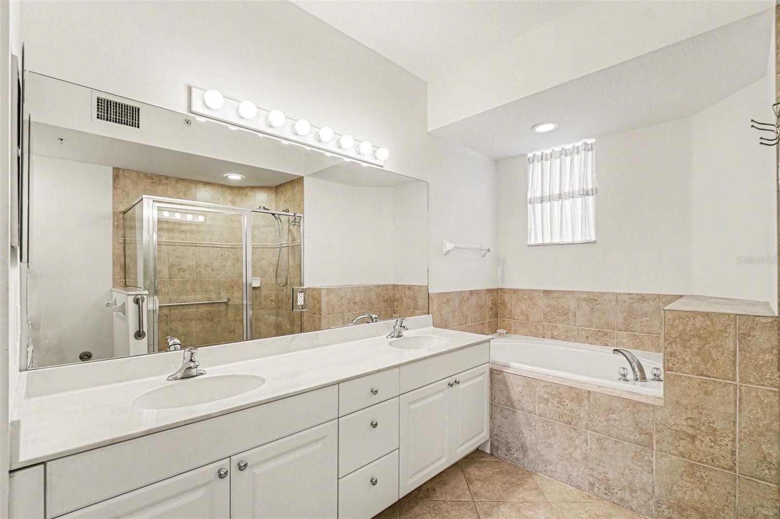 Image 17 of 53 For 4683 Club Drive 101