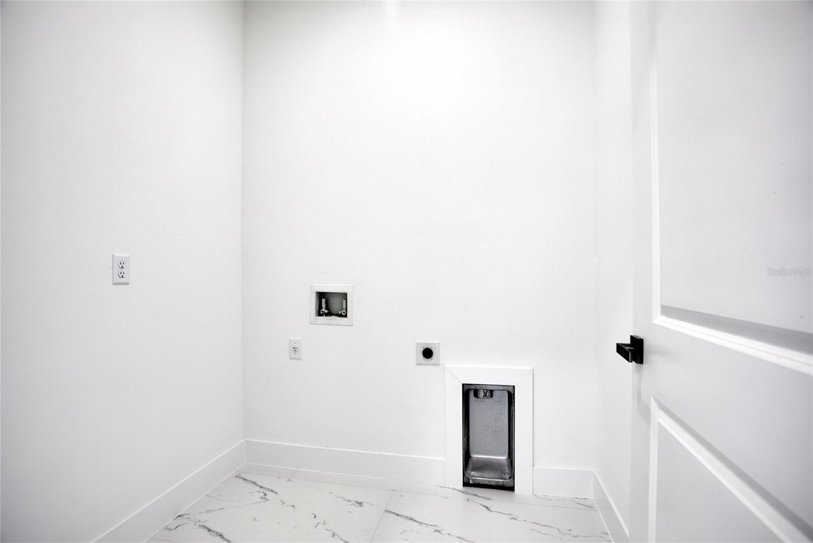 Image 38 of 58 For 9574 Salt Lake Street