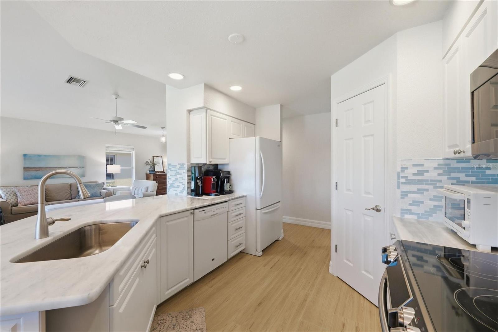 Image 13 of 75 For 14000 Willow Glen Court 208