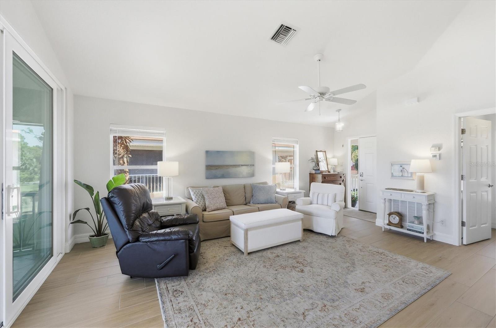 Image 8 of 75 For 14000 Willow Glen Court 208