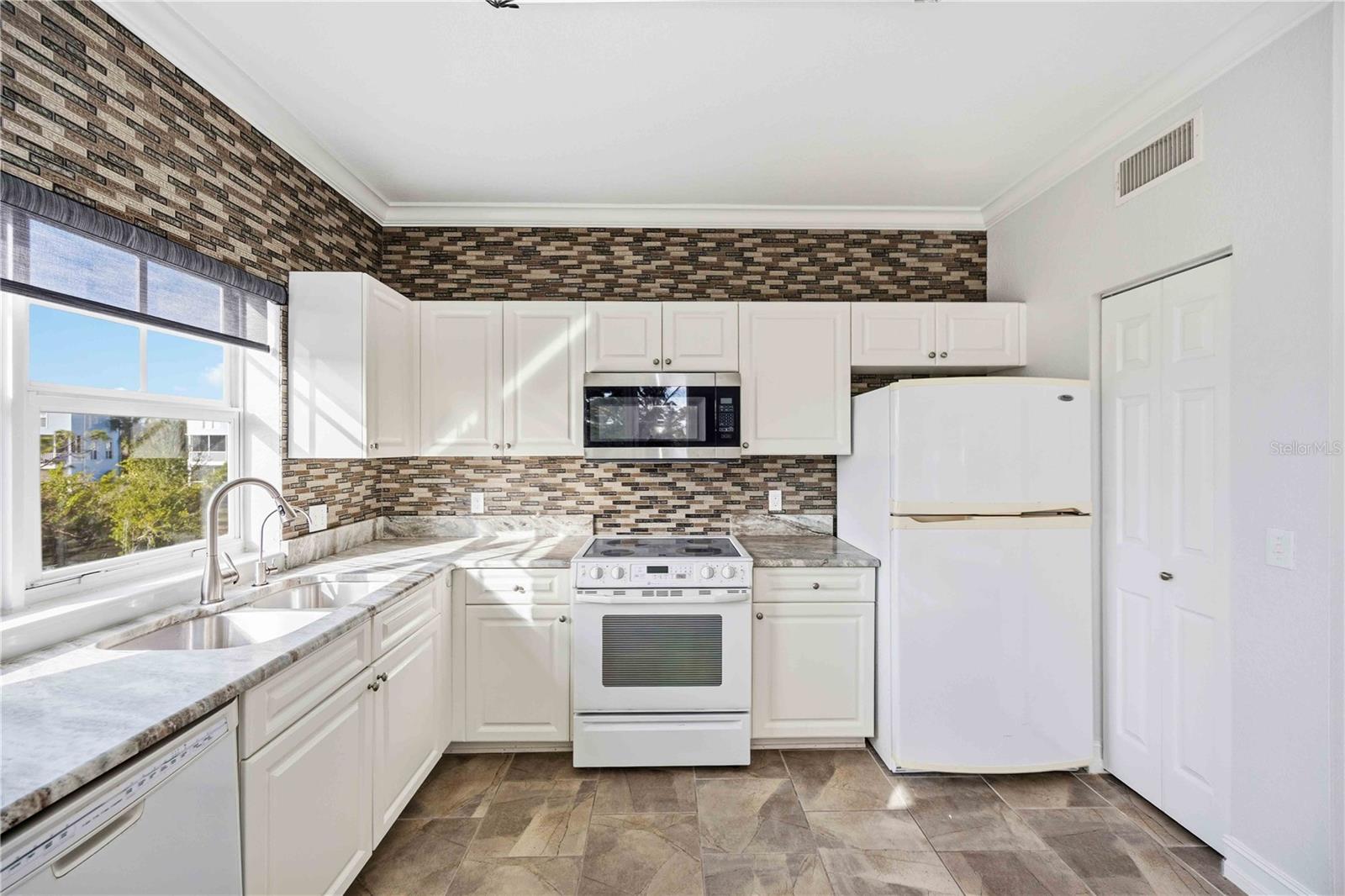 Image 21 of 45 For 3923 Cape Haze Drive 306