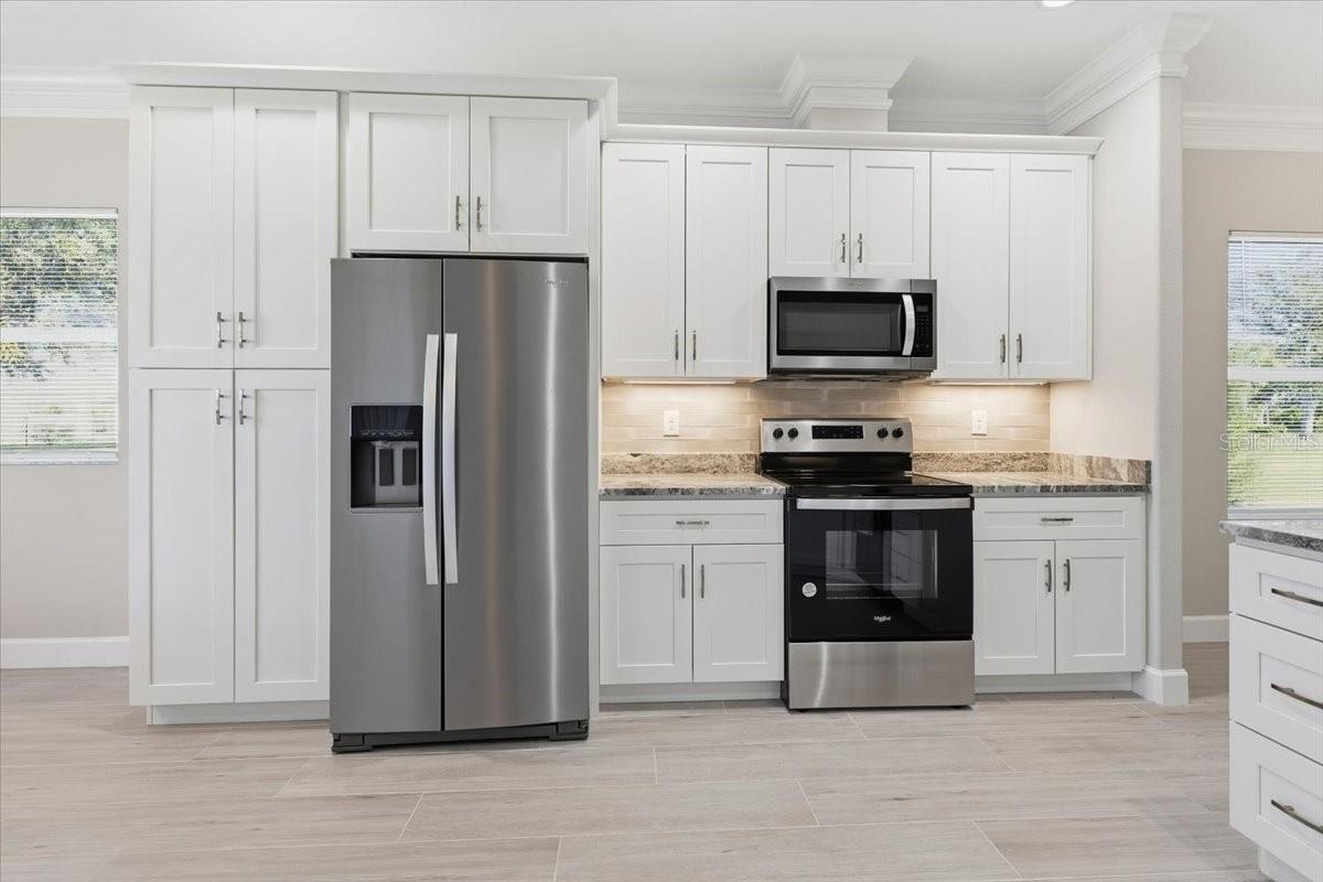 Listing photo id 8 for 725 Redbud Court