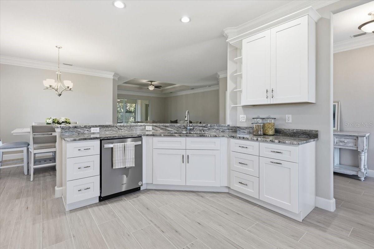 Listing photo id 9 for 725 Redbud Court