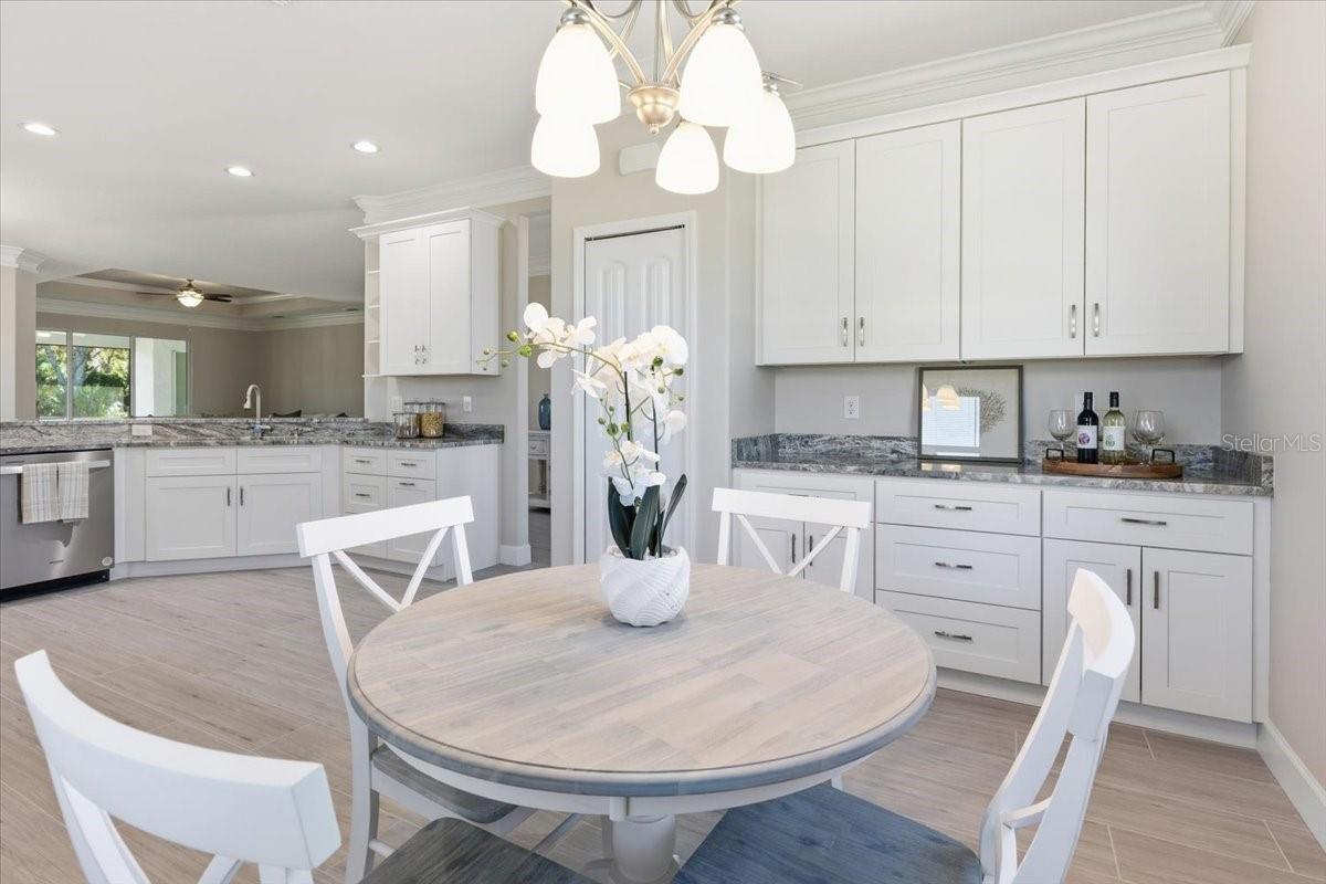 Listing photo id 10 for 725 Redbud Court