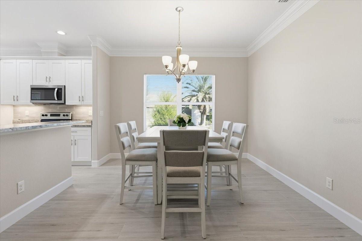 Listing photo id 12 for 725 Redbud Court