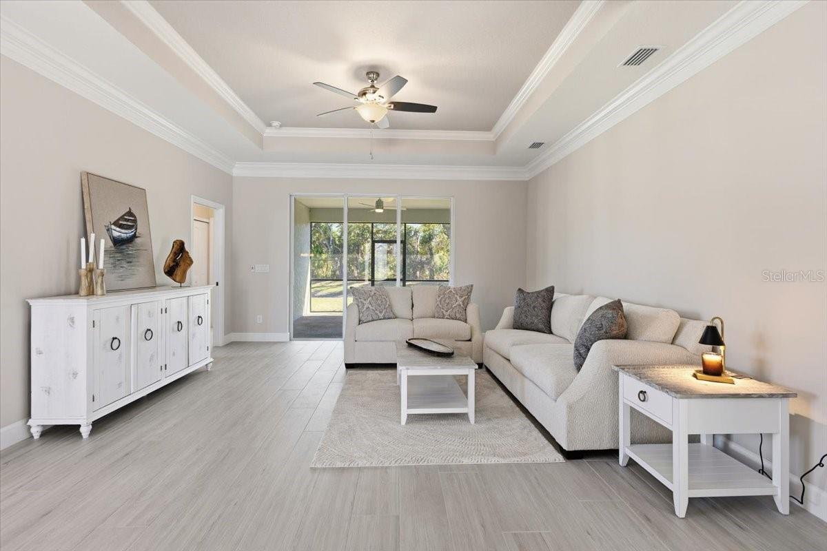 Listing photo id 14 for 725 Redbud Court