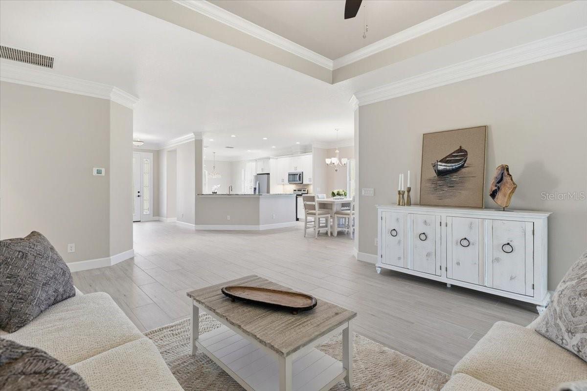 Listing photo id 15 for 725 Redbud Court