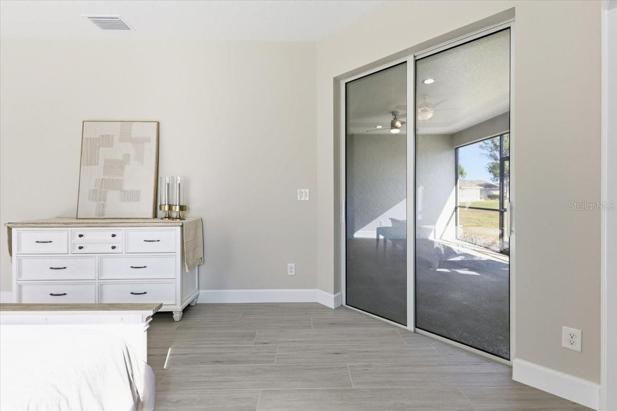 Listing photo id 18 for 725 Redbud Court