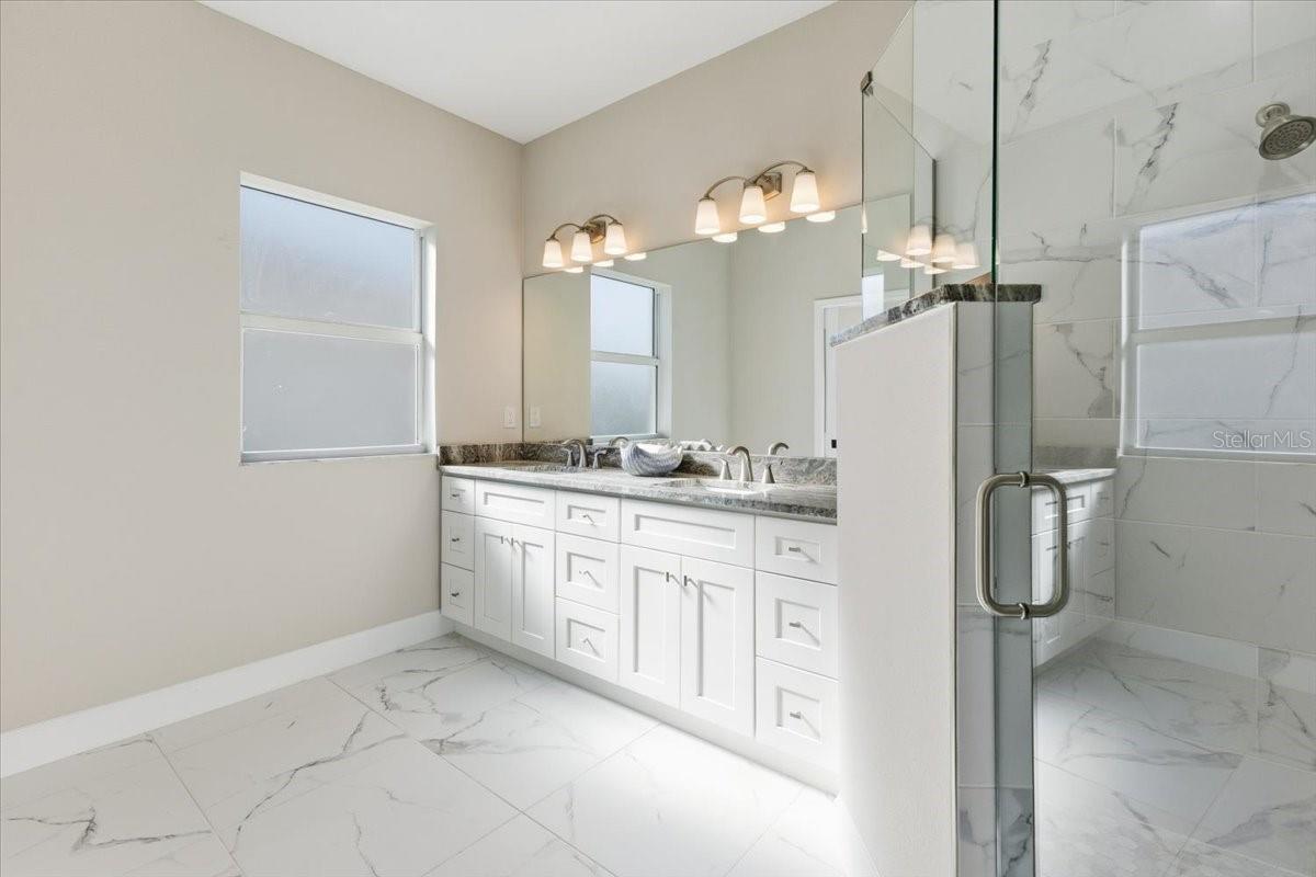 Listing photo id 22 for 725 Redbud Court