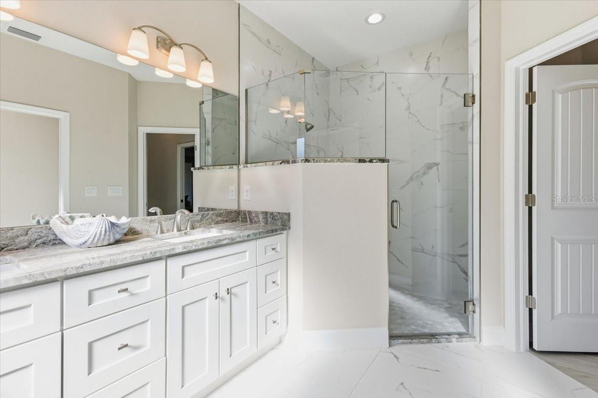 Listing photo id 23 for 725 Redbud Court