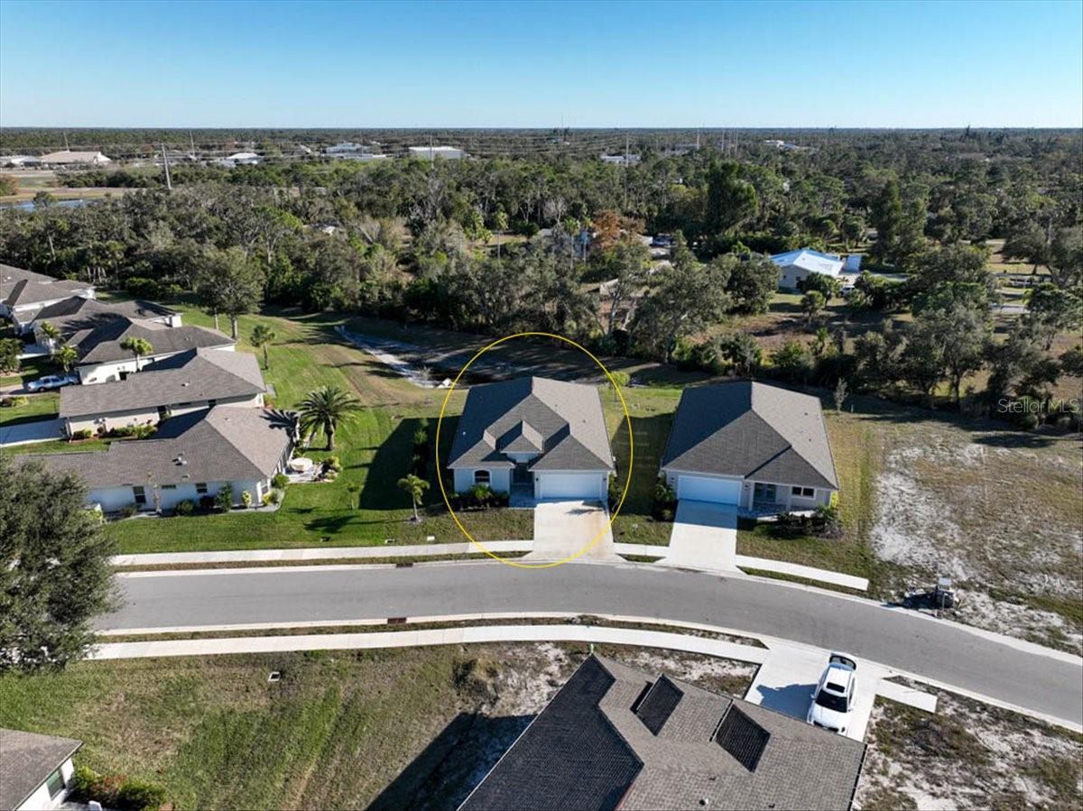 Listing photo id 2 for 725 Redbud Court