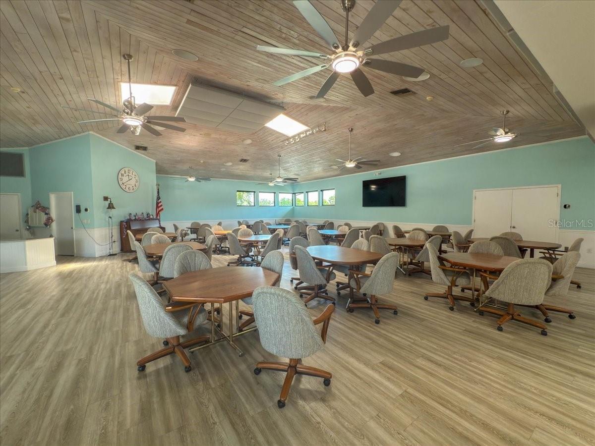 Listing photo id 39 for 725 Redbud Court