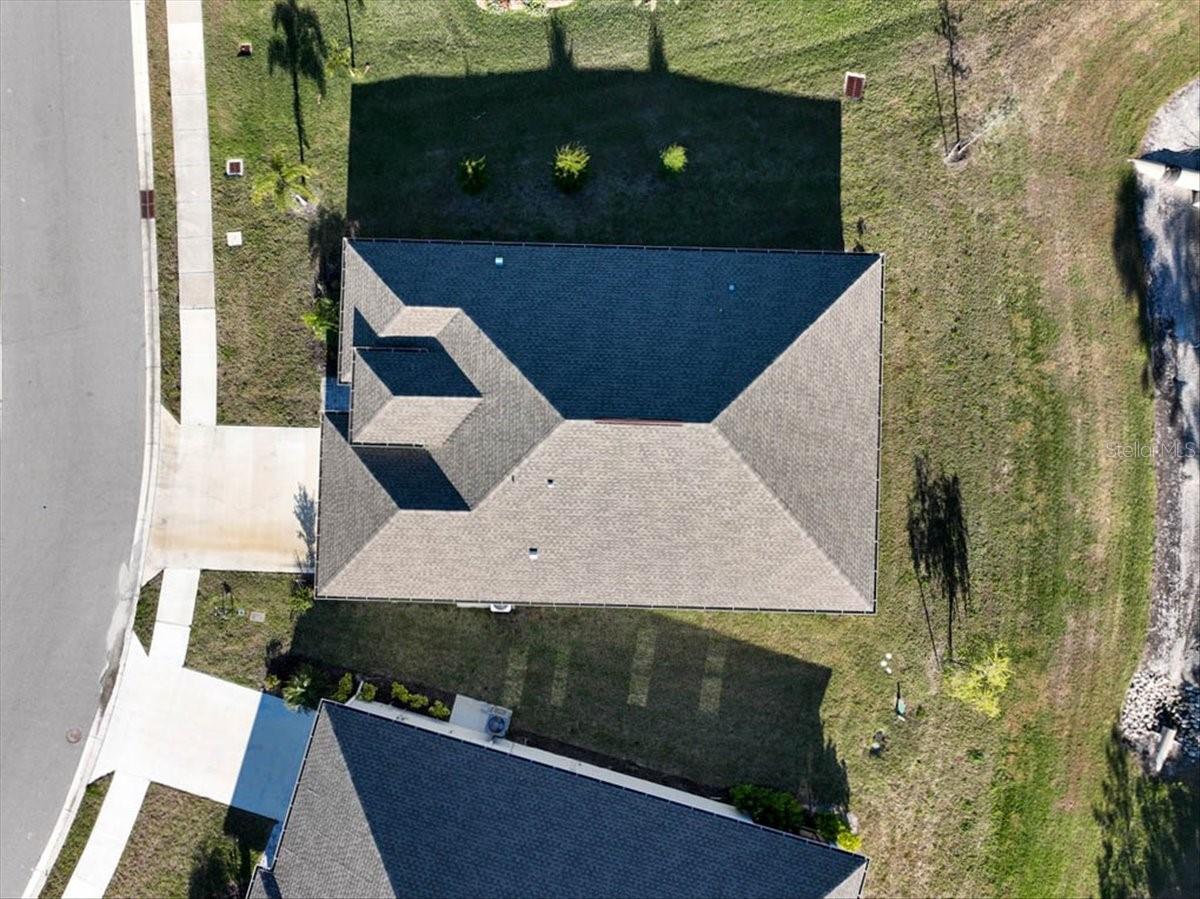 Listing photo id 3 for 725 Redbud Court