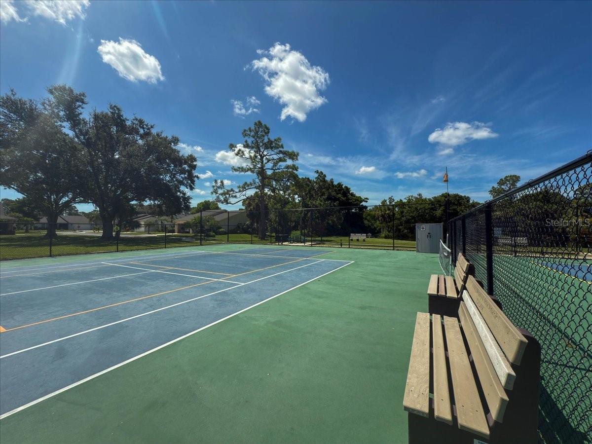 Listing photo id 49 for 725 Redbud Court