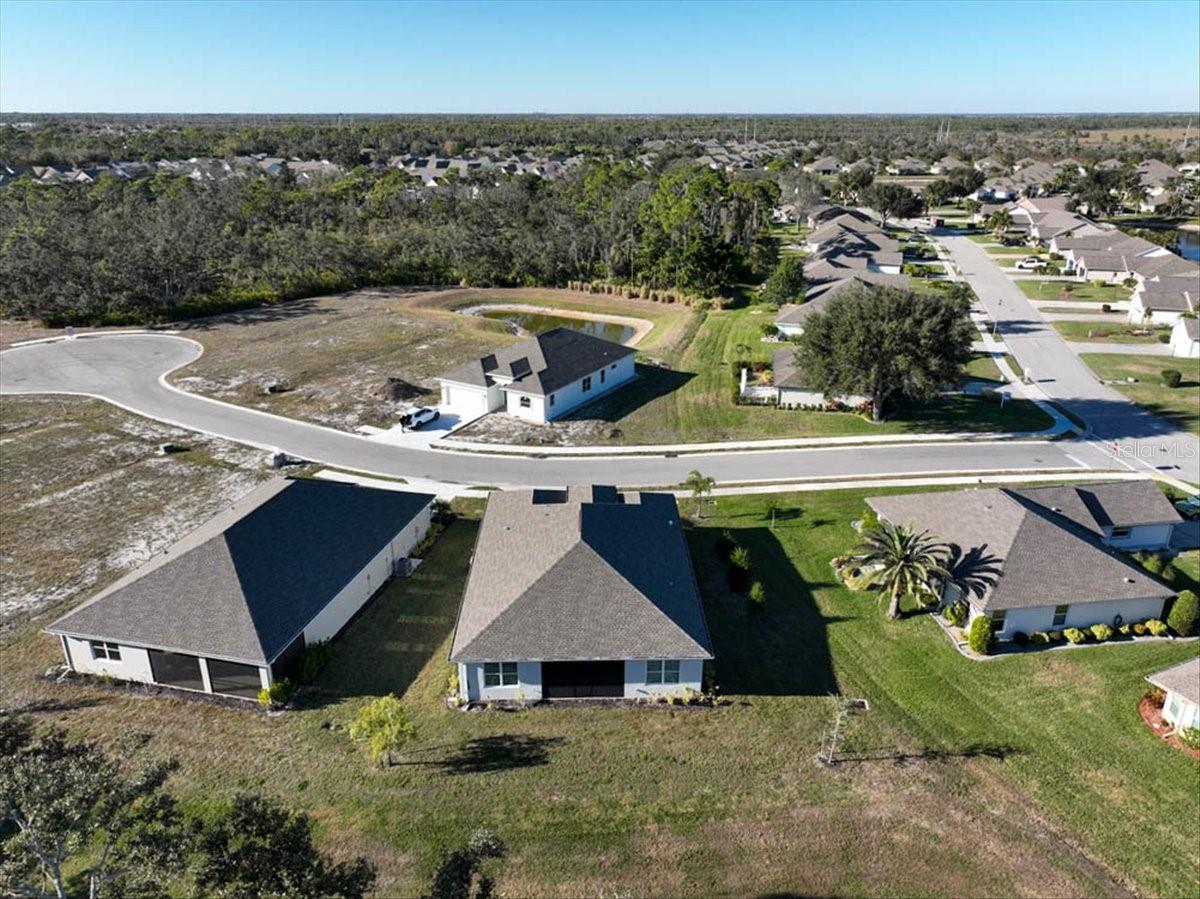 Listing photo id 4 for 725 Redbud Court