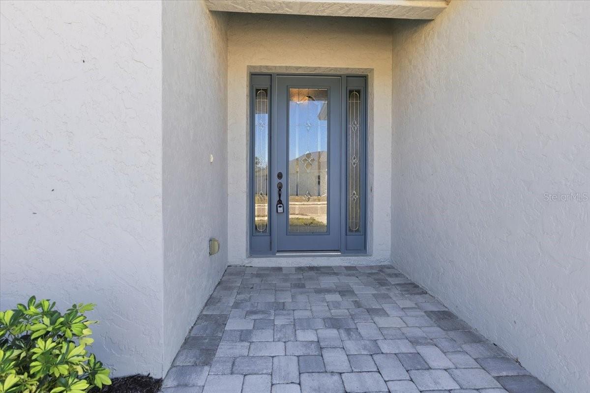 Listing photo id 6 for 725 Redbud Court