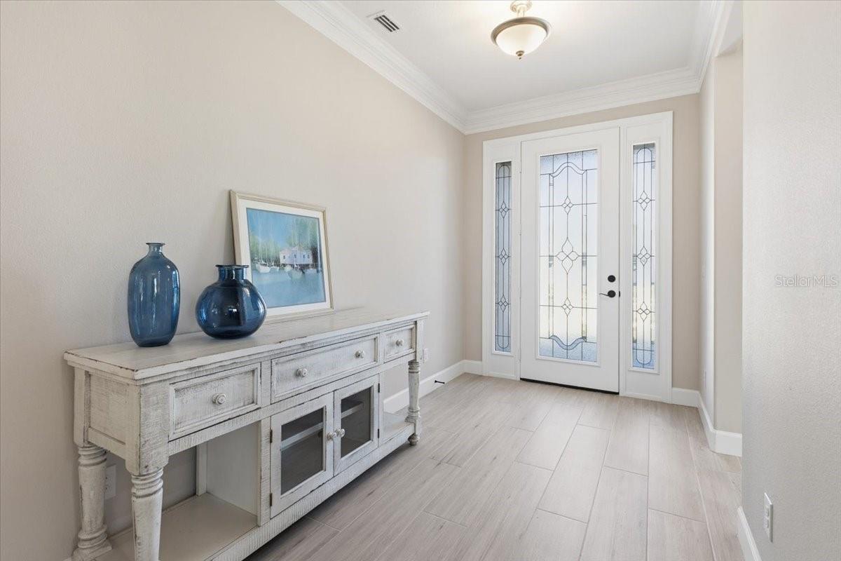 Listing photo id 7 for 725 Redbud Court