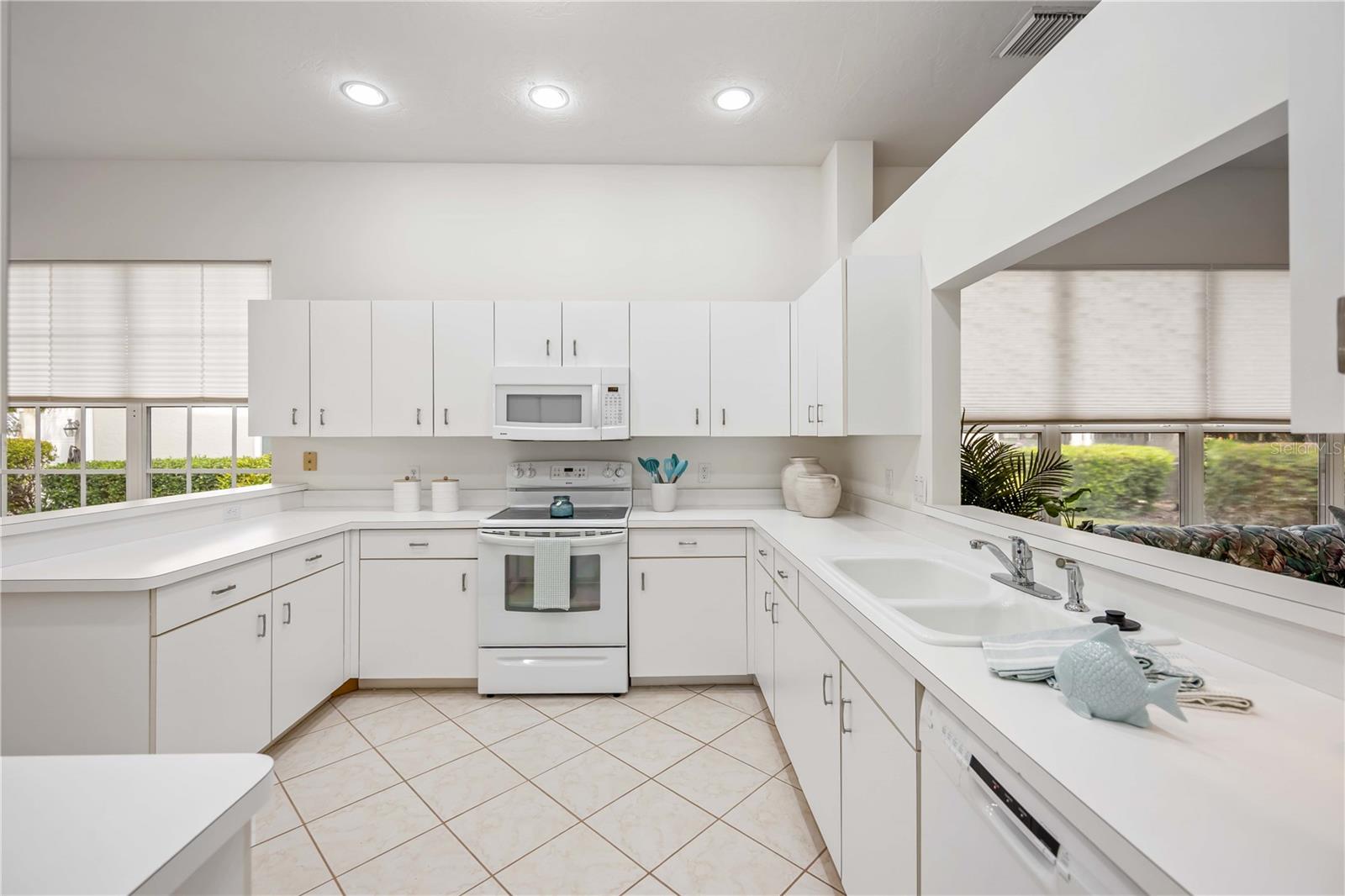 Image 8 of 80 For 547 Fallbrook Drive