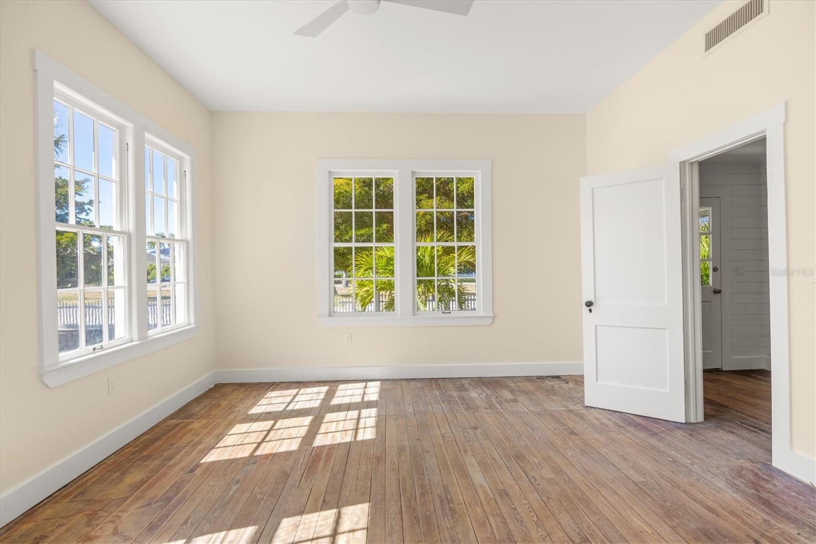 Image 11 of 39 For 260 Gilchrist Avenue