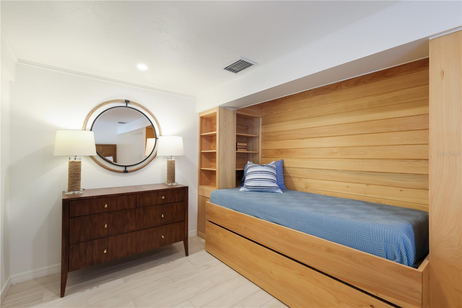 Image 27 of 49 For 204 Waterways Avenue