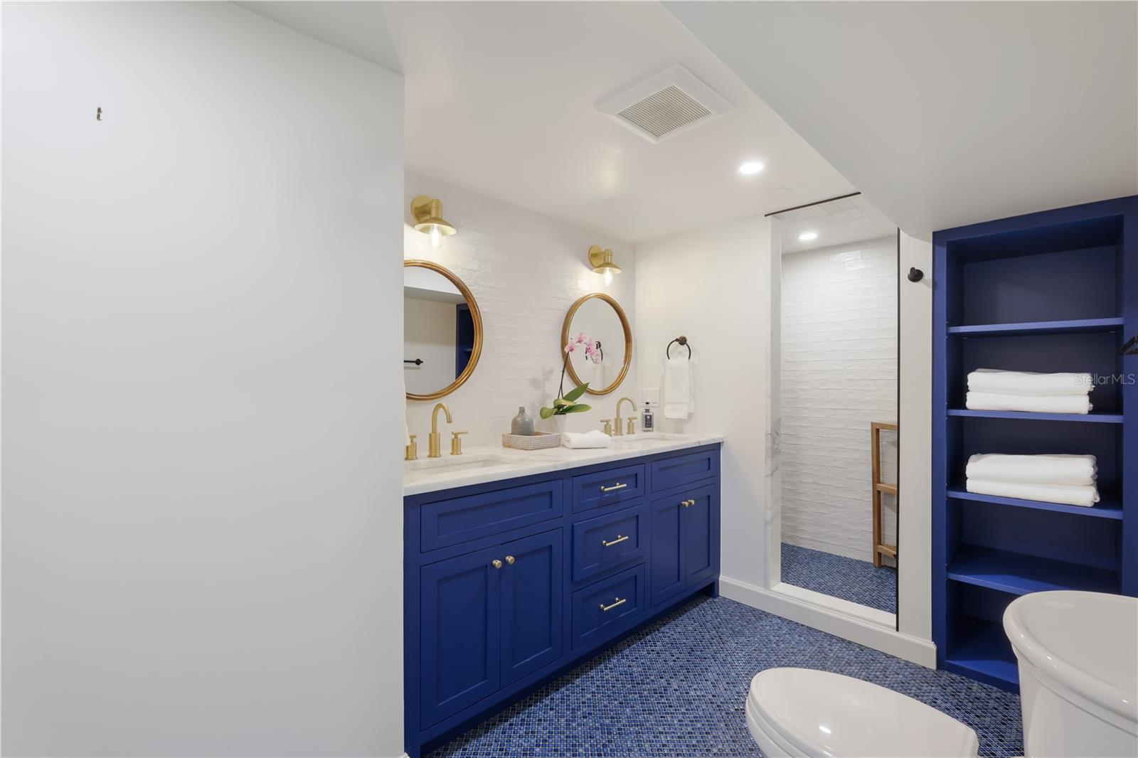 Image 28 of 49 For 204 Waterways Avenue