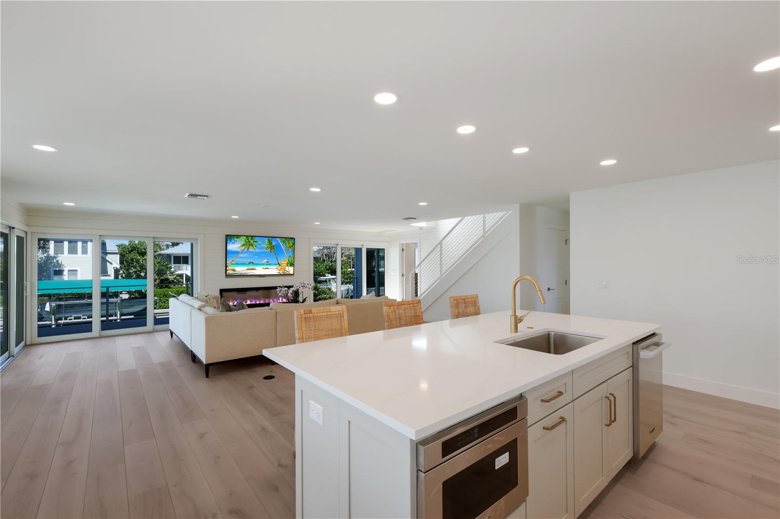 Image 7 of 49 For 204 Waterways Avenue