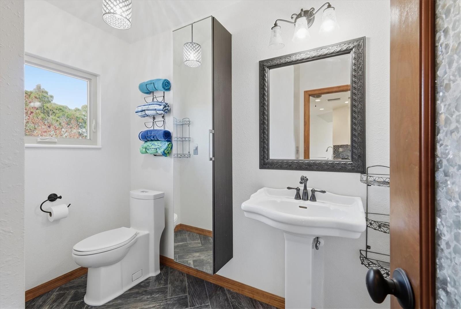 Image 54 of 99 For 1631 Maria Street