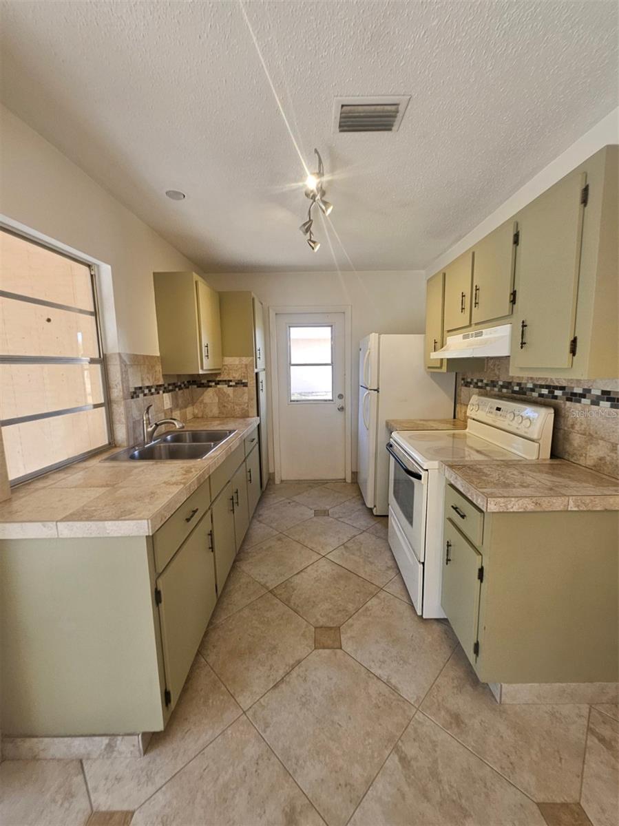 Image 7 of 31 For 1225 Armsdale Avenue