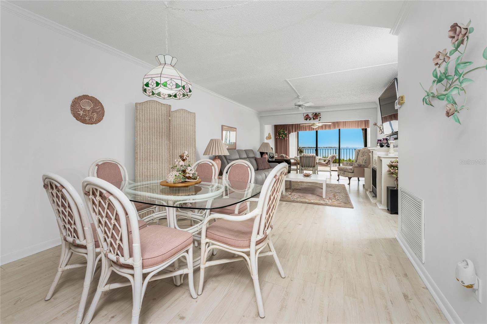 Listing photo id 9 for 1551 Beach Road 204