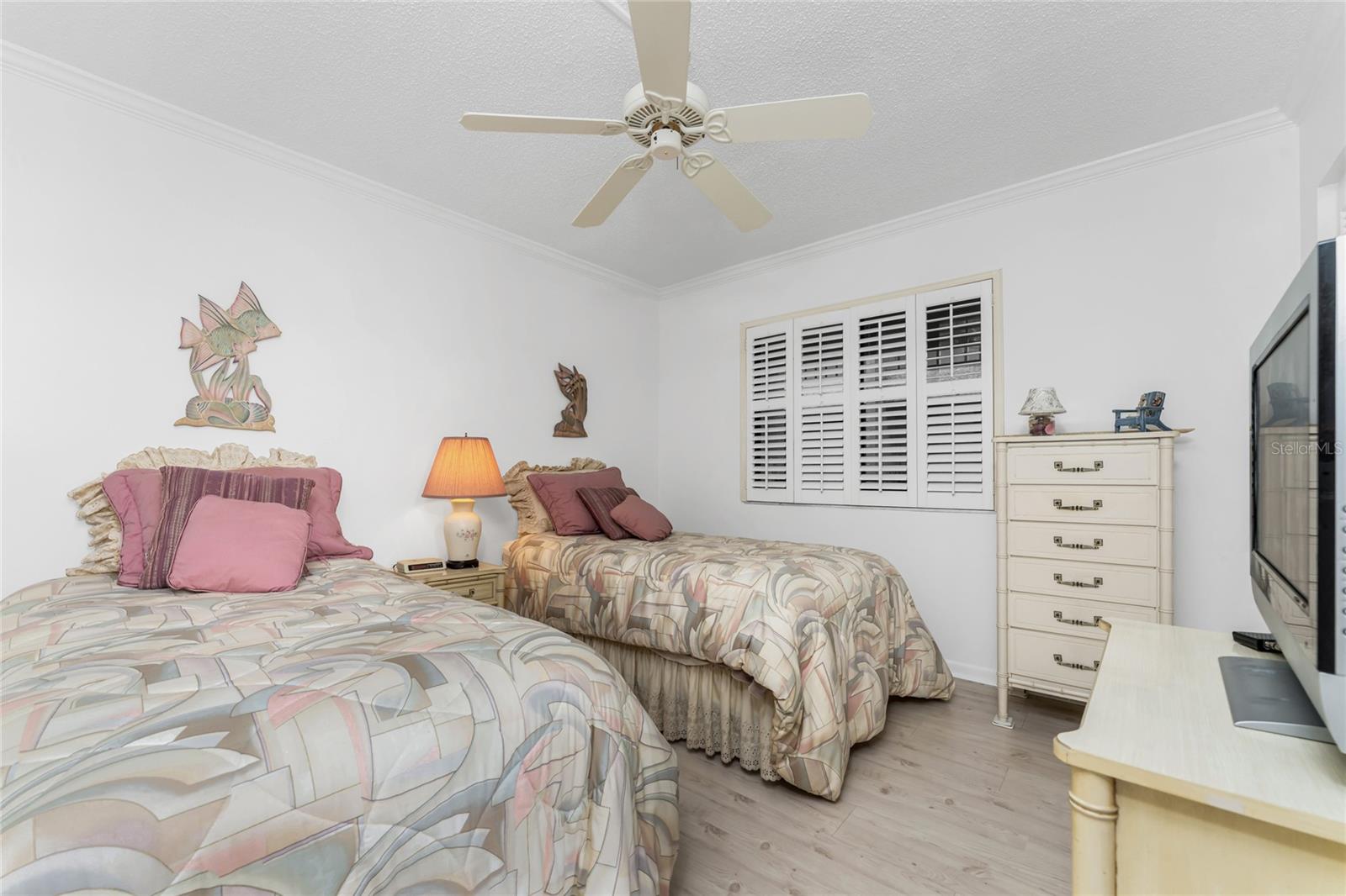 Listing photo id 17 for 1551 Beach Road 204